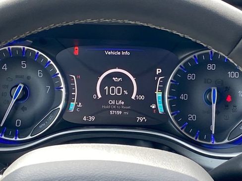 Used 2024 Chrysler Pacifica Touring-L FWD image 9