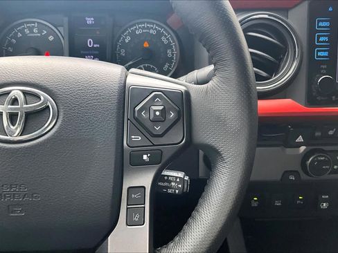 Used 2018 Toyota Tacoma TRD Sport image 17