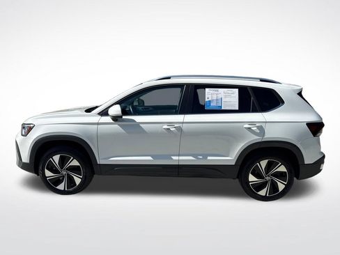 Used 2025 Volkswagen Taos SE AWD/4WD image 4
