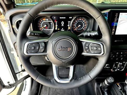 Used 2026 Jeep Wrangler Unlimited Sahara AWD/4WD image 10