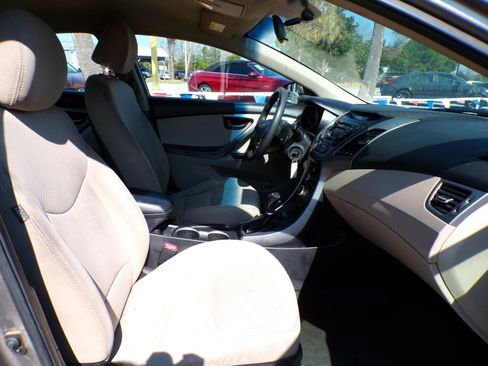 Used 2014 Hyundai Elantra SE image 16
