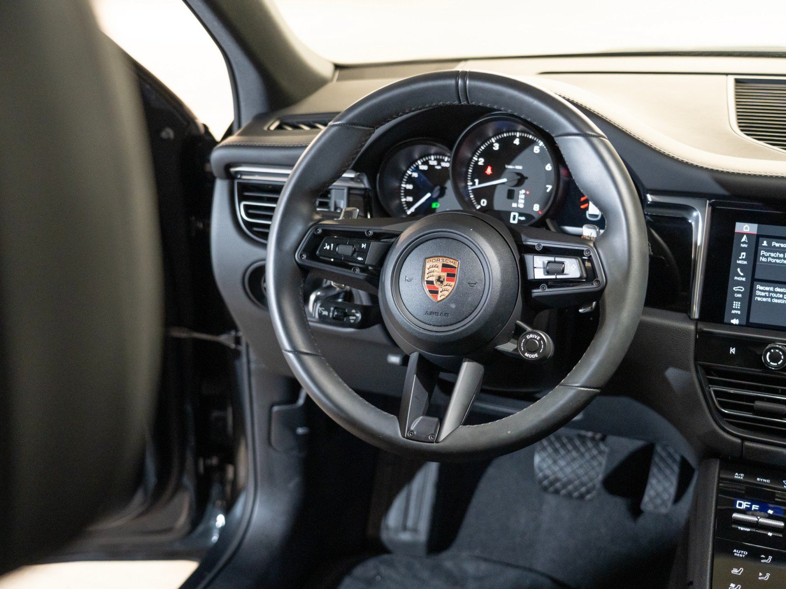 Certified 2026 Porsche Macan AWD/4WD image 25