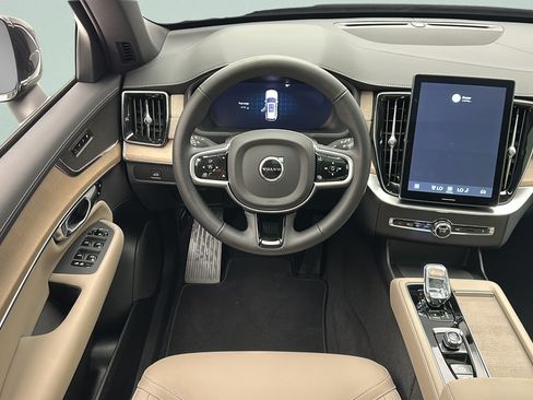 Used 2025 Volvo XC90 B5 Core AWD/4WD image 11