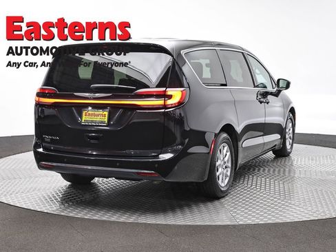 Used 2023 Chrysler Pacifica Touring-L FWD image 5
