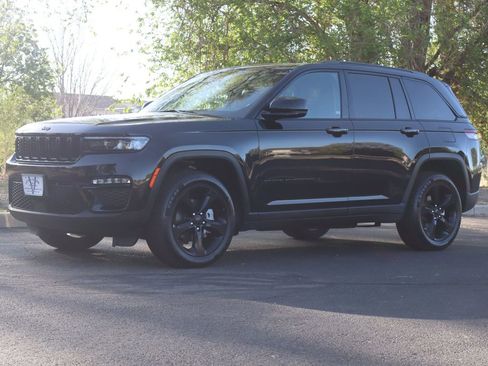 Used 2023 Jeep Grand Cherokee Limited w/ Black Appearance Package AWD/4WD image 11
