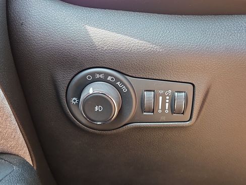 Used 2024 Jeep Compass Latitude AWD/4WD image 25