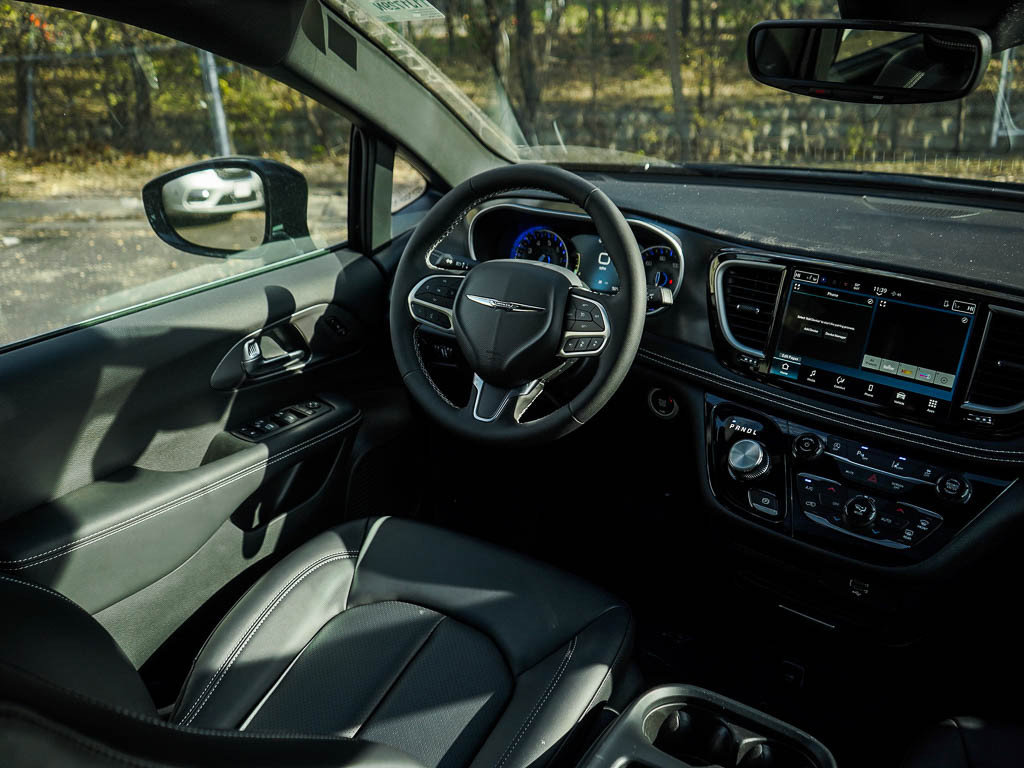 New 2026 Chrysler Pacifica Select AWD/4WD image 16