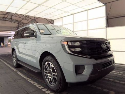 Used 2025 Ford Expedition Active AWD/4WD image 4