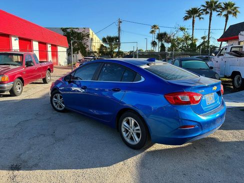 Used 2017 Chevrolet Cruze LT w/ Convenience Package image 5