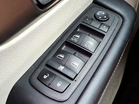 Used 2023 Chrysler Voyager LX FWD image 16