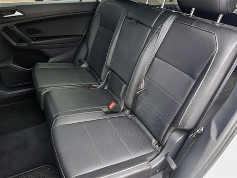 Used 2020 Volkswagen Tiguan SE w/ Panoramic Sunroof Package image 27