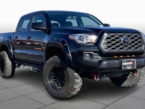 Used 2017 Toyota Tacoma SR5 w/ Tow Package image 3