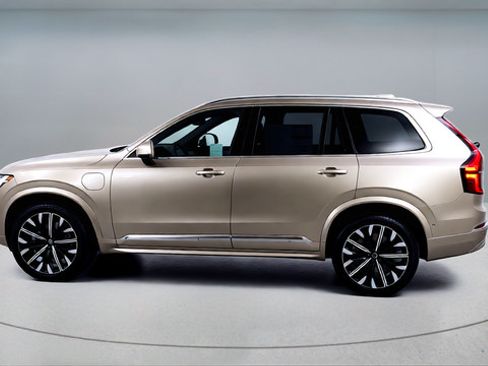 New 2026 Volvo XC90 T8 Plus w/ Protection Package Premier AWD/4WD image 4