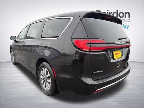 Used 2024 Chrysler Pacifica Select image 5