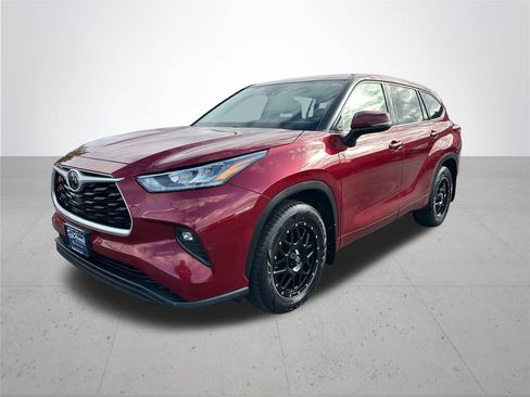 Used 2020 Toyota Highlander LE AWD/4WD image 2