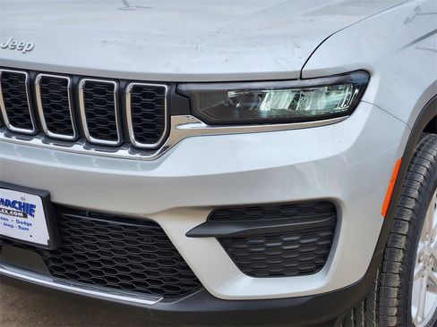 New 2025 Jeep Grand Cherokee Laredo image 5