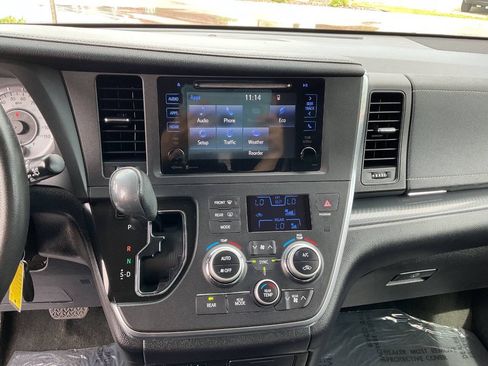 Used 2015 Toyota Sienna SE FWD image 21