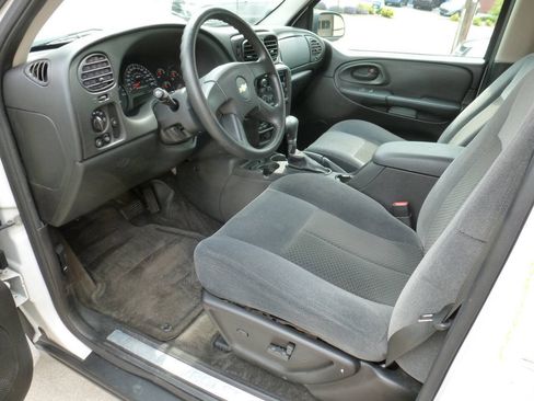 Used 2009 Chevrolet TrailBlazer LT w/ Skid Plate Package AWD/4WD image 9