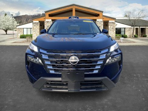 Used 2024 Nissan Rogue SV image 2