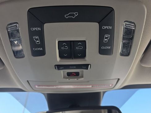 Used 2022 Toyota Sienna XLE image 30