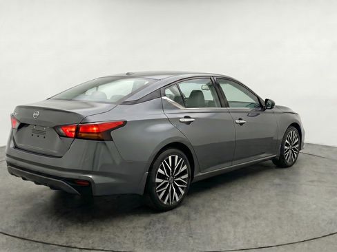 Used 2025 Nissan Altima 2.5 SV FWD image 9