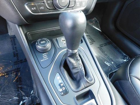 Used 2020 Jeep Cherokee Latitude Plus w/ Cold Weather Group AWD/4WD image 18