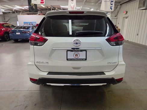 Used 2017 Nissan Rogue SV image 6