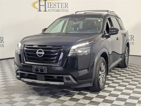 Used 2023 Nissan Pathfinder SL w/ Black Appearance Package image 4
