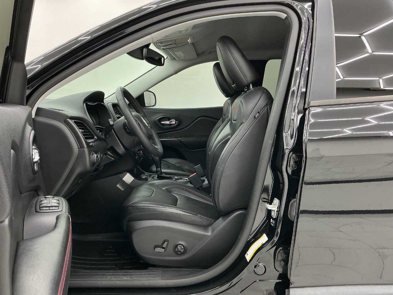 Used 2021 Jeep Cherokee Trailhawk w/ Premium Leather Package AWD/4WD image 14