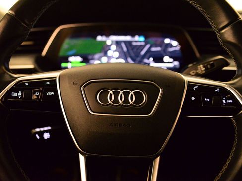 Certified 2022 Audi e-tron Premium image 31