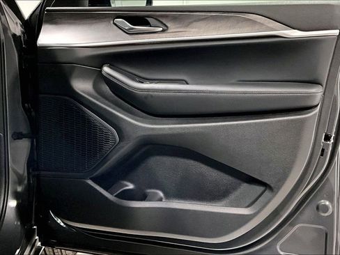 Used 2025 Jeep Grand Cherokee Limited image 23