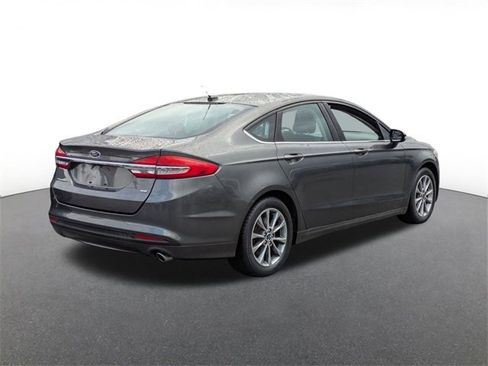 Certified 2017 Ford Fusion SE image 3