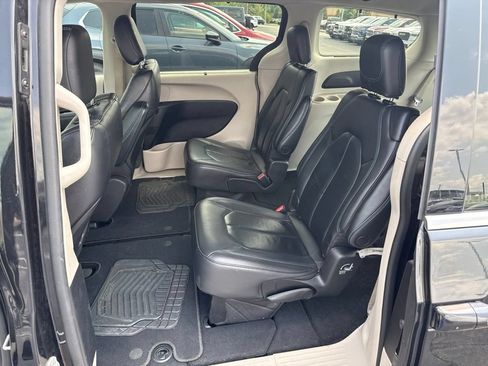 Used 2021 Chrysler Pacifica Touring-L FWD image 10