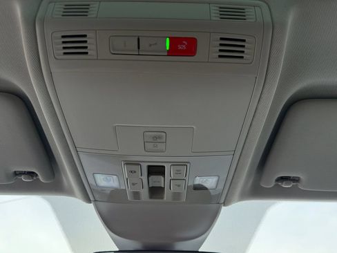 Used 2025 Volkswagen Taos SE w/ Panoramic Sunroof Package FWD image 18