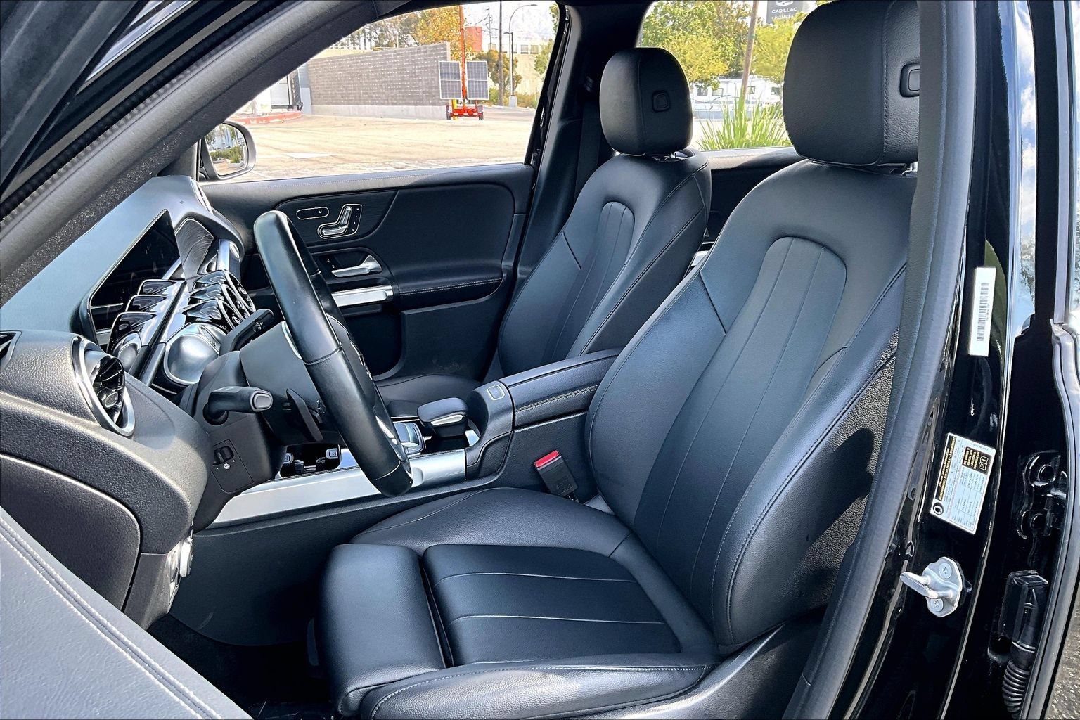 Used 2023 Mercedes-Benz GLB 250 4MATIC w/ Premium Package image 9