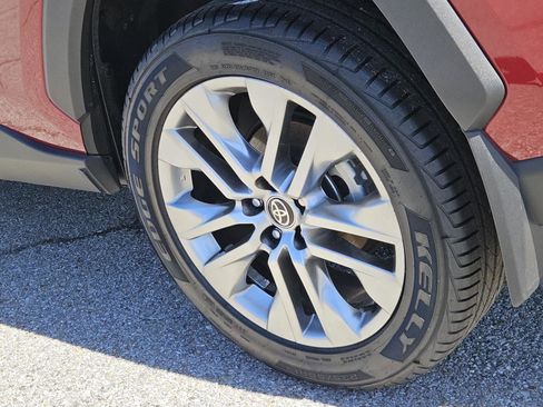 Used 2023 Toyota RAV4 XLE Premium image 7