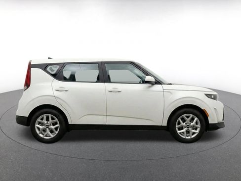Used 2025 Kia Soul LX w/ LX Technology Package FWD image 10