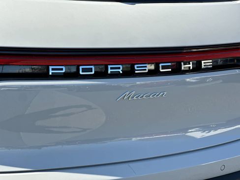 Certified 2025 Porsche Macan AWD/4WD image 31