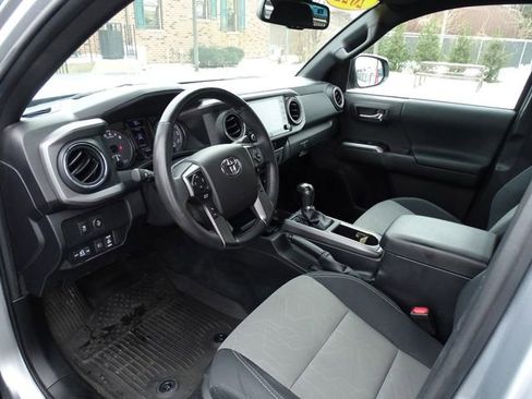 Used 2022 Toyota Tacoma TRD Off-Road image 11