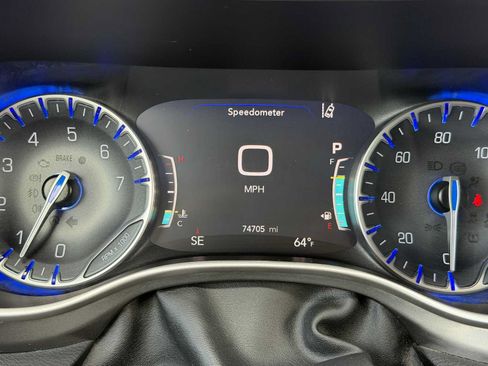 Used 2023 Chrysler Pacifica Touring-L FWD image 3