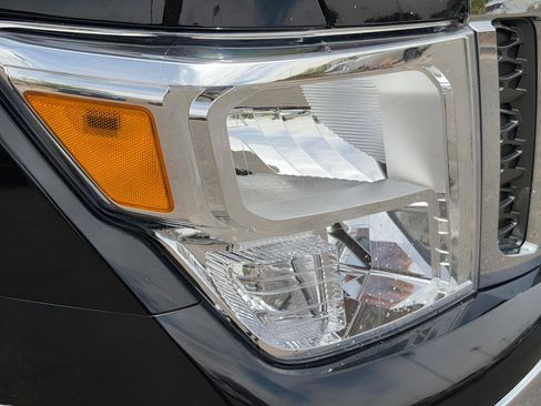 Used 2017 Nissan Titan SV RWD image 30