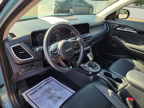 Used 2024 Kia Seltos EX FWD image 17
