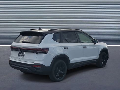 New 2026 Volkswagen Taos SE image 3