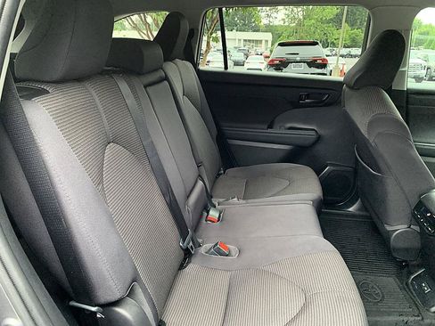 Used 2022 Toyota Highlander LE AWD/4WD image 19