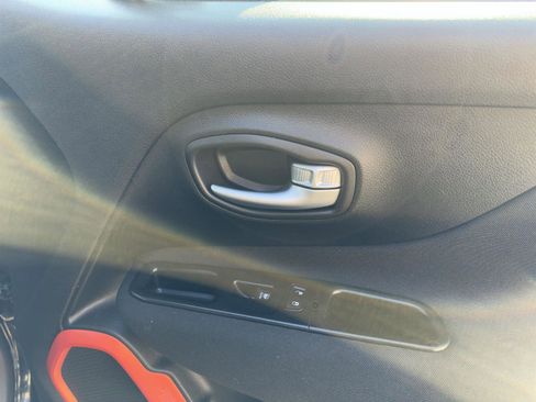 Used 2019 Jeep Renegade Sport image 31