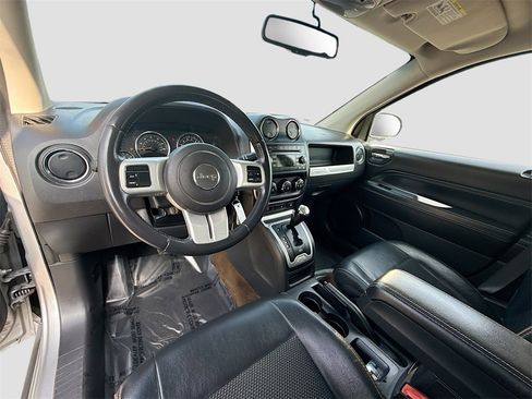 Used 2016 Jeep Compass Latitude image 9