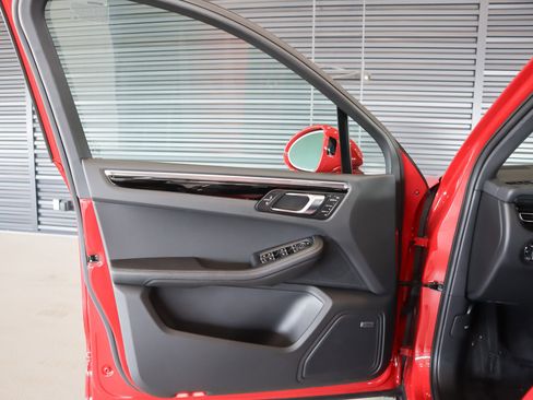 Used 2025 Porsche Macan image 19