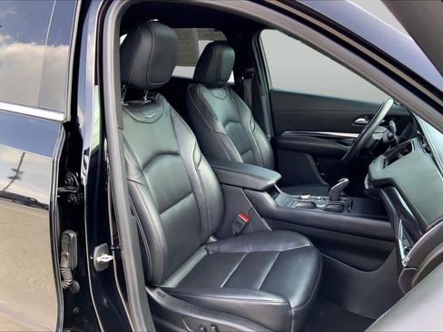 Used 2023 Cadillac XT4 Luxury w/ Cold Weather Package FWD image 9