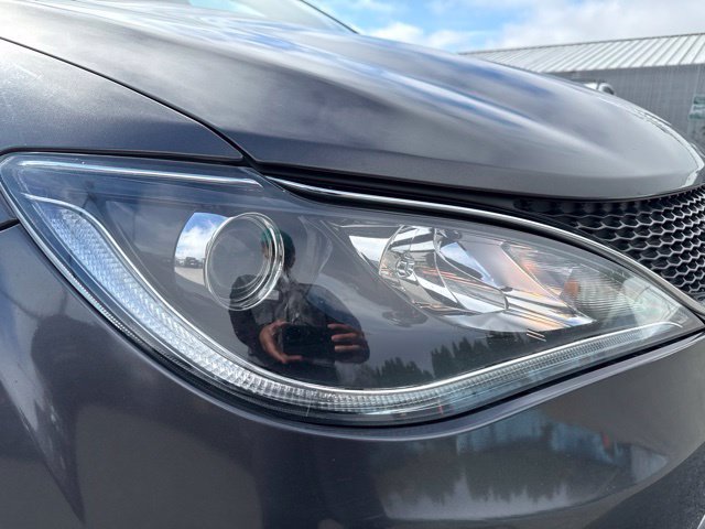 Used 2018 Chrysler Pacifica Touring-L FWD image 9