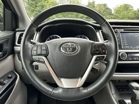 Used 2019 Toyota Highlander XLE AWD/4WD image 8